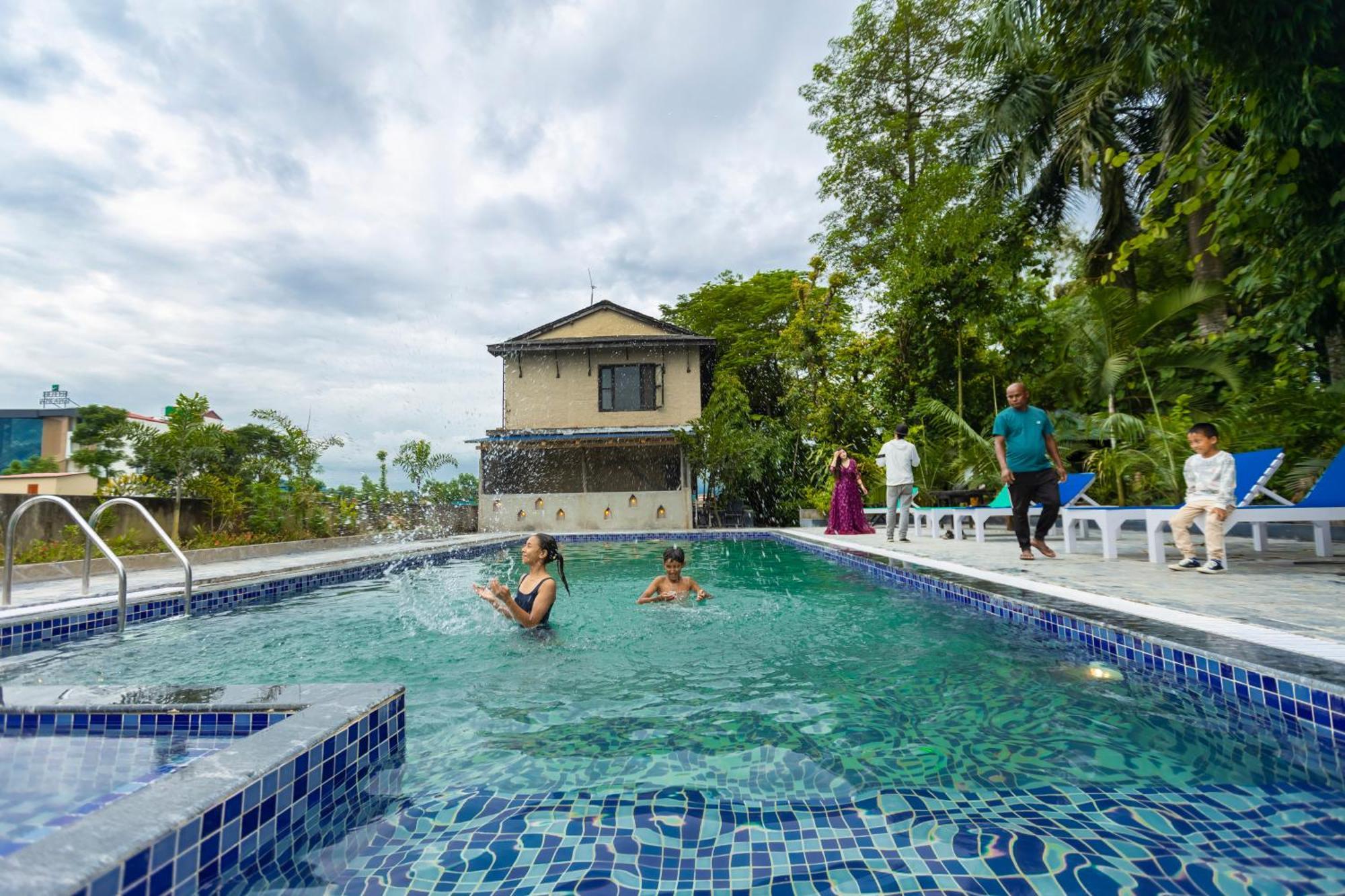 Hotel Parkside & Swimming Pool-Between Greenery And Azure ,Your Perfect Retreat Chitwan Exterior foto