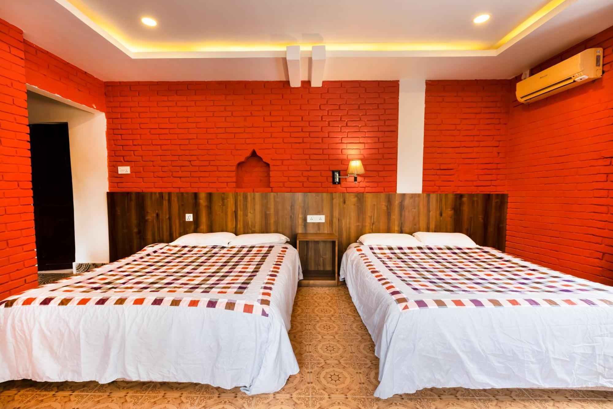 Hotel Parkside & Swimming Pool-Between Greenery And Azure ,Your Perfect Retreat Chitwan Exterior foto