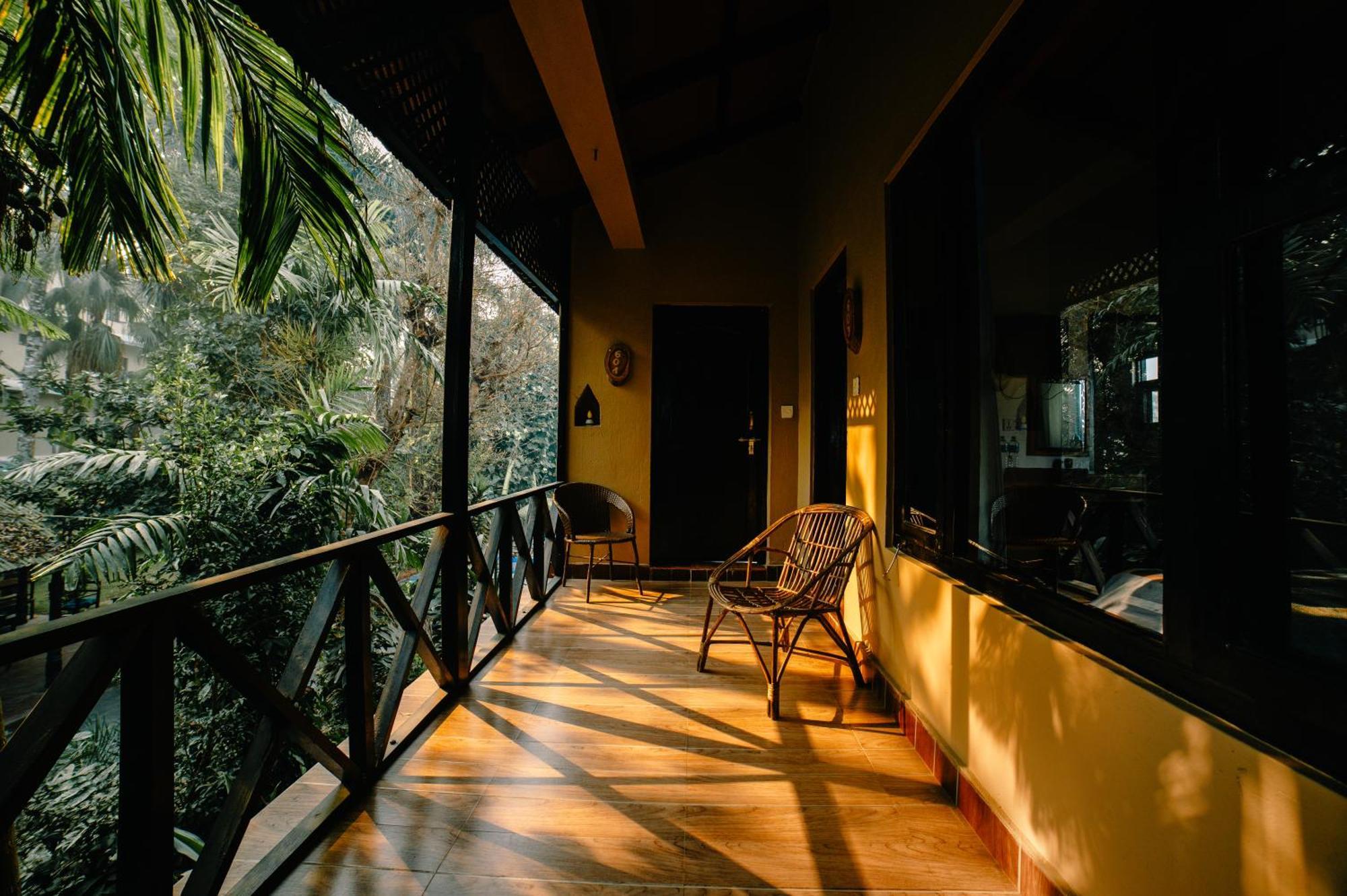 Hotel Parkside & Swimming Pool-Between Greenery And Azure ,Your Perfect Retreat Chitwan Exterior foto